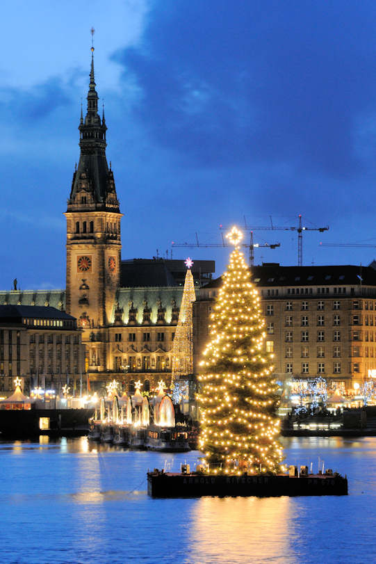 0043_1284 Beleuchteter Weihnachtsbaum auf der Alster - Alstertanne. | Adventszeit - Weihnachtsmarkt in Hamburg - VOL.1